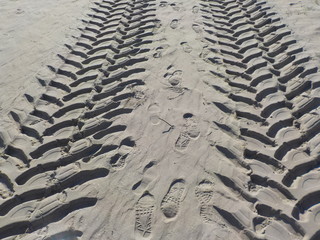 tracce di pneumatico sulla sabbia