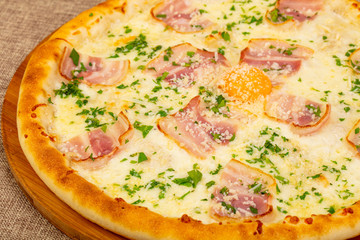 Pizza Carbonara with ham