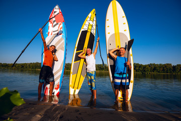 Obraz premium Happy friends with SUP boards