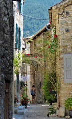 Fototapeta na wymiar ruelle d'un bourg médiéval