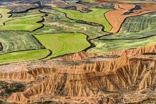 Vue du d&eacute;sert de Bardenas du sommet du rallon avec &agrave; la fronti&egrave;re des champs agricoles.