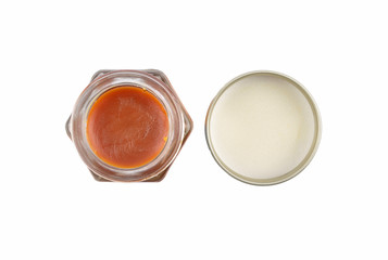 Balm in offenem Glas auf weiss