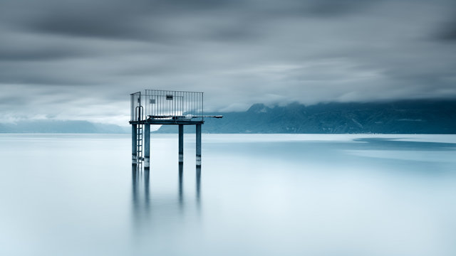 Un plongeoir au milieu du lac l&eacute;man