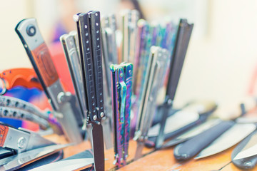 Various knives lying next to each other.