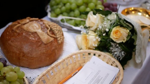 Przygotowanie dar&oacute;w eucharystycznych podczas Mszy Świętej w kościele