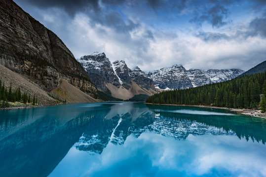  Point de vue sur les sommets majestueux des Rocheuses canadiennes refletant dans le lac.