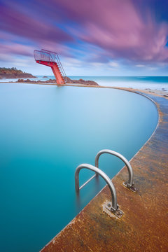 Plongeoir et &eacute;chelle d'une piscine naturelle