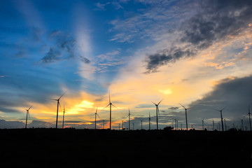 Obraz premium wind turbine against sunset 