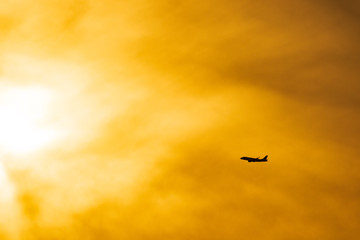 飛行機と夕景