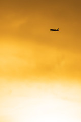 飛行機と夕景