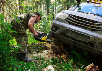 Checking wheel damage when an SUV hits a wooden stump