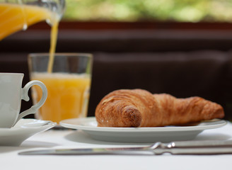 Frühstück mit Croissant und Orangensaft