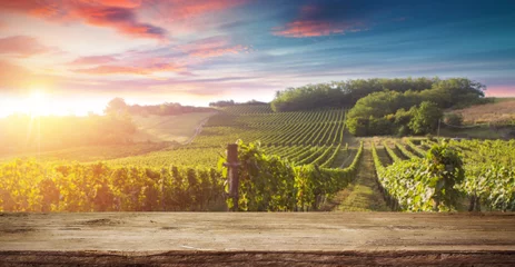 Foto op Plexiglas Rode wijnfles en wijnglas op wodden vat. Prachtige Toscaanse achtergrond © kishivan