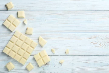 Gordijnen White chocolate pieces on wooden table © 5second