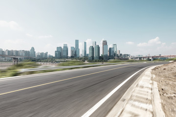 Obraz premium empty asphalt highway through modern city