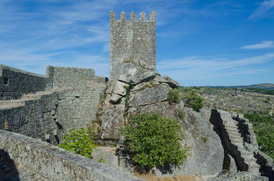 Torre de homenaje e interior de la muralladel castillo rom&aacute;nico de Sortelha, Sabugal. Portugal.