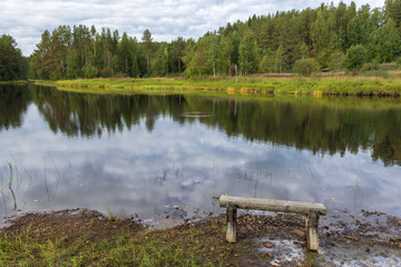 Little wooden bench next to the river beach © Lars-Ove Jonsson
