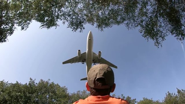 Flugzeug überfliegt Junge bei der Landung im Tiefflug