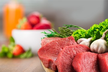 Slices of raw meat with lettuce and garlic