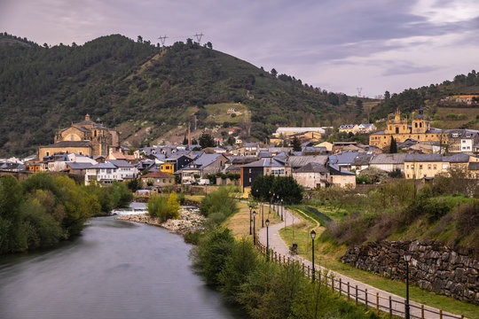 Villafranca del Bierzo - Das spanische Dorf liegt auf dem Jakobsweg - Blick auf das Zentrum und den Fluss Rio Burbia und Valcarce