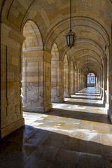 Fototapeta premium Concello de Santiago de Compostela - Unterführung des Verwaltungsgebäudes gegenüber der Kathedrale