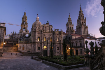 Fototapeta premium Kathedrale von Santiago de Compostela in Spanien während der blauen Stunde