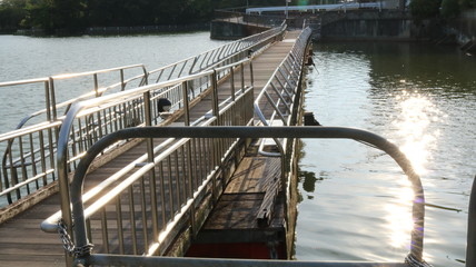愛知 夕方の水辺の公園 浮き橋