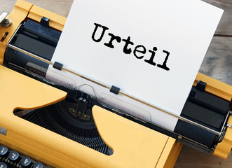 Urteil - gelbe Schreibmaschine