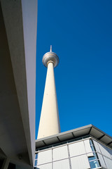 Obraz premium Fernsehturm in der Innenstadt von Berlin