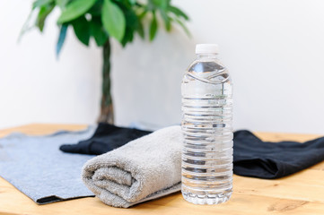 ミネラルウォーターとタオル　フィットネス　スポーツ　汗