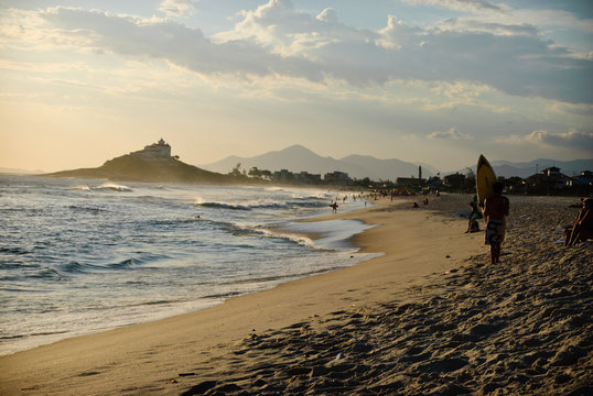 Fim de tarde na praia surfista
