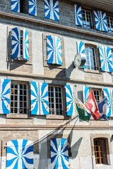 Mittelalterliches Stadtbild entlang der Grand-Rue in Roll VD