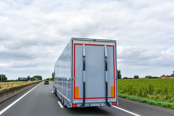 camion sur l'autoroute