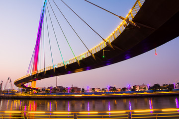 Obraz premium Dubai water canal bridge at dusk