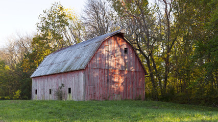 Obraz premium old red barn landscape