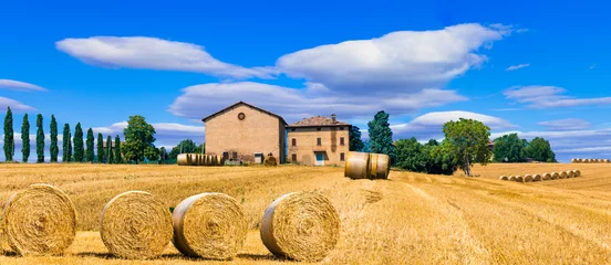 Fototapeten Schöne Landschaftslandschaft mit Heurollen und Bauernhäusern in der Toskana. Italien © Freesurf