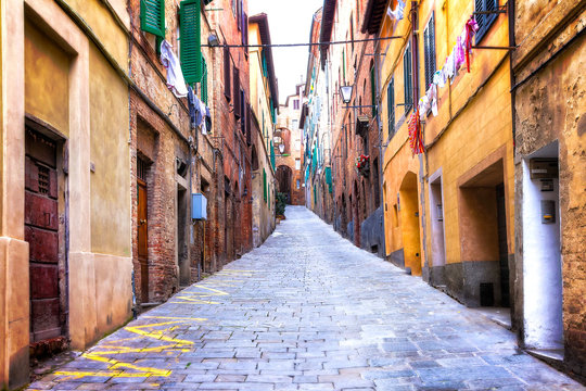 Fototapeta Traditional Italy - old narrow streets of medieval town Siena in Tuscany
