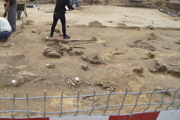 ogrodzone wykopaliska archeologiczne ze szkieletami © Jarek Witkowski