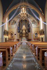 Przystrojone wnętrze kościoła katolickiego przed celebracją zaślubin. - obrazy, fototapety, plakaty