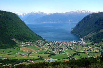 Blick über Vik und den Sognefjord - Vik I Sogn, Sogn og Fjordane, Norway - Wasser - Fjord - Berge