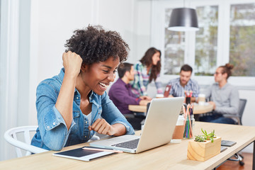 Junge Start-Up Frau jubelt über eine Innovation