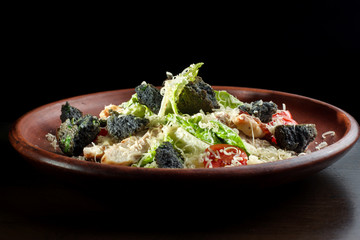 Salad with chicken breast and slices of black bread.