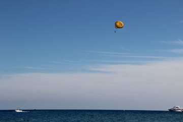 Parasailing im Meer