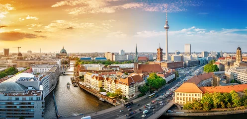 Selbstklebende Fototapete Zentraleuropa Panoramablick auf die Berliner Innenstadt bei Sonnenuntergang