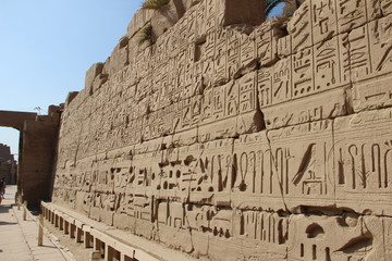 Ägyptische Hieroglyphen auf der Wand der Karnak-Tempel in Ägypten