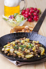 Tiroler Gröstl in einer Eisenpfanne