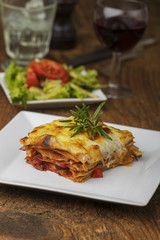 Portion Lasagne mit Rosmarin
