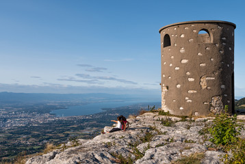 Enfants regardant la ville de Genève à la tour du piton sur les monts de Genève