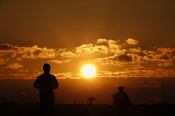 朝のランニングと太陽と雲_819
