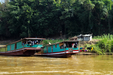 Fototapeta na wymiar Laos - Luang Prabang - Fahrt auf dem Mekong zu den Pak Ou Höhlen